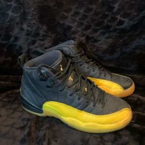 Black and yellow Jordan’s 🖤💛 SIZE 7!